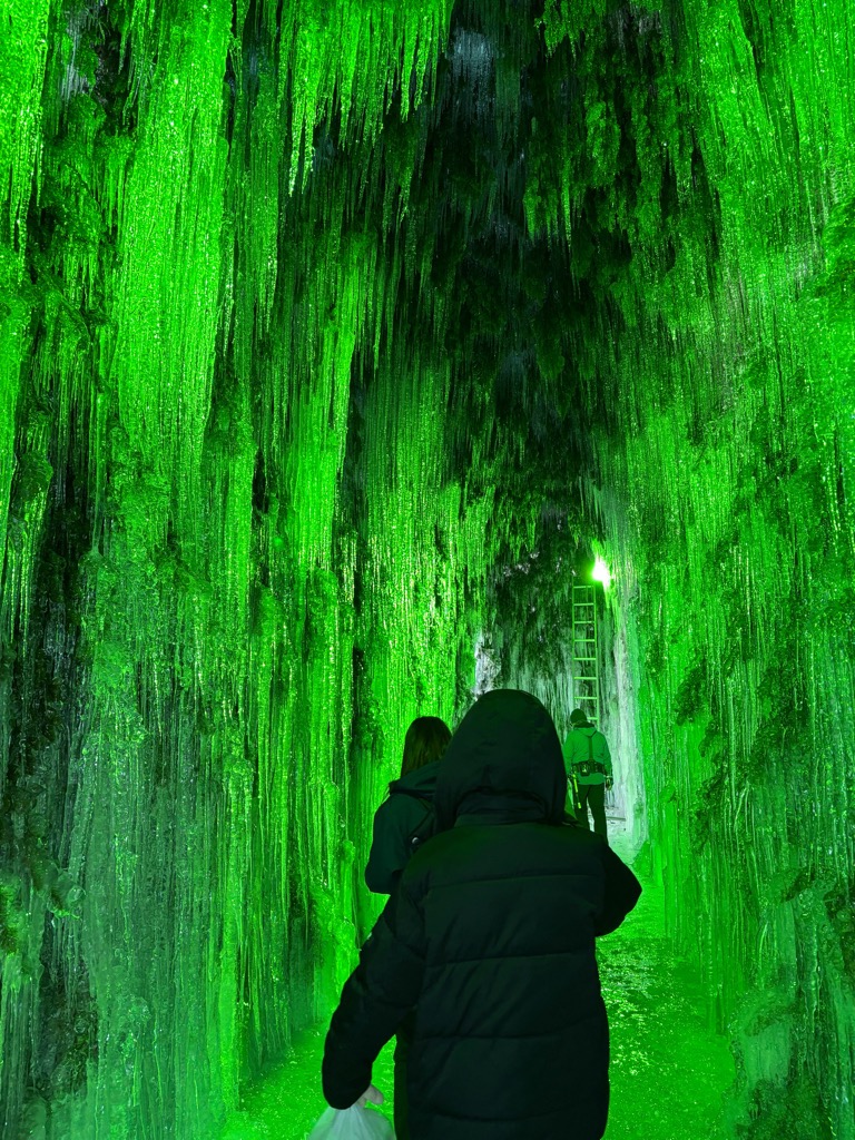 緑のライトに照らされた幻想的な氷のオブジェの写真