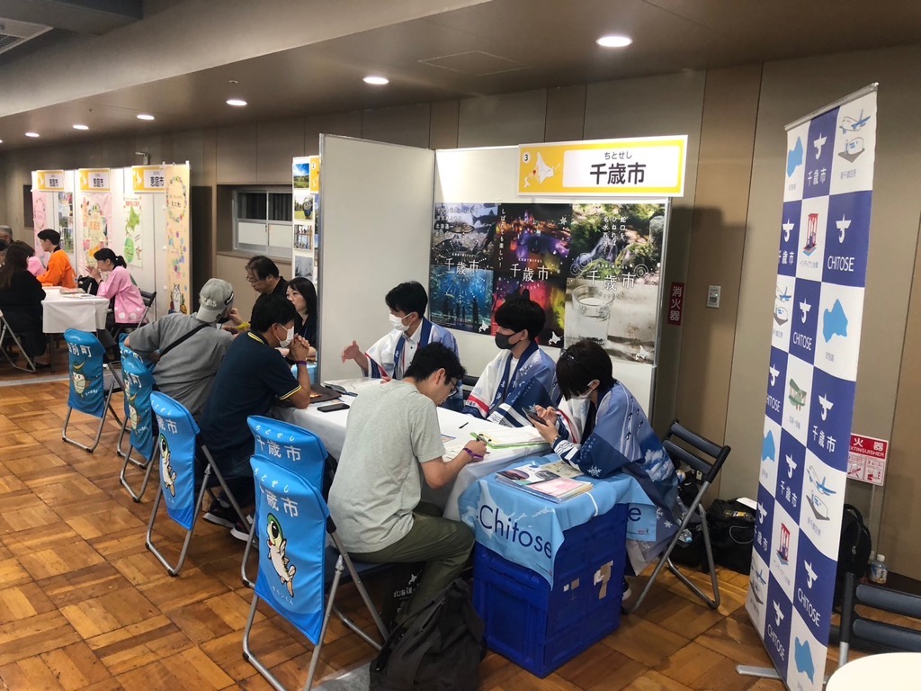 参加者2人と対応するスタッフ3人の写真