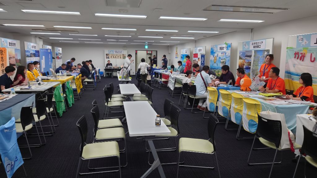会場両脇に各市町村のブースが並んだ写真