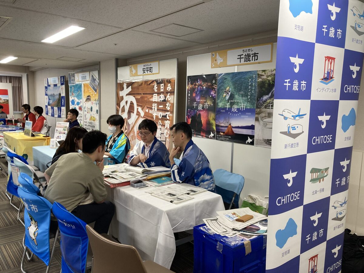 相談を受けるスタッフの写真
