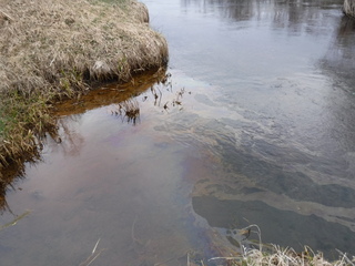 河川に流れる油.JPG