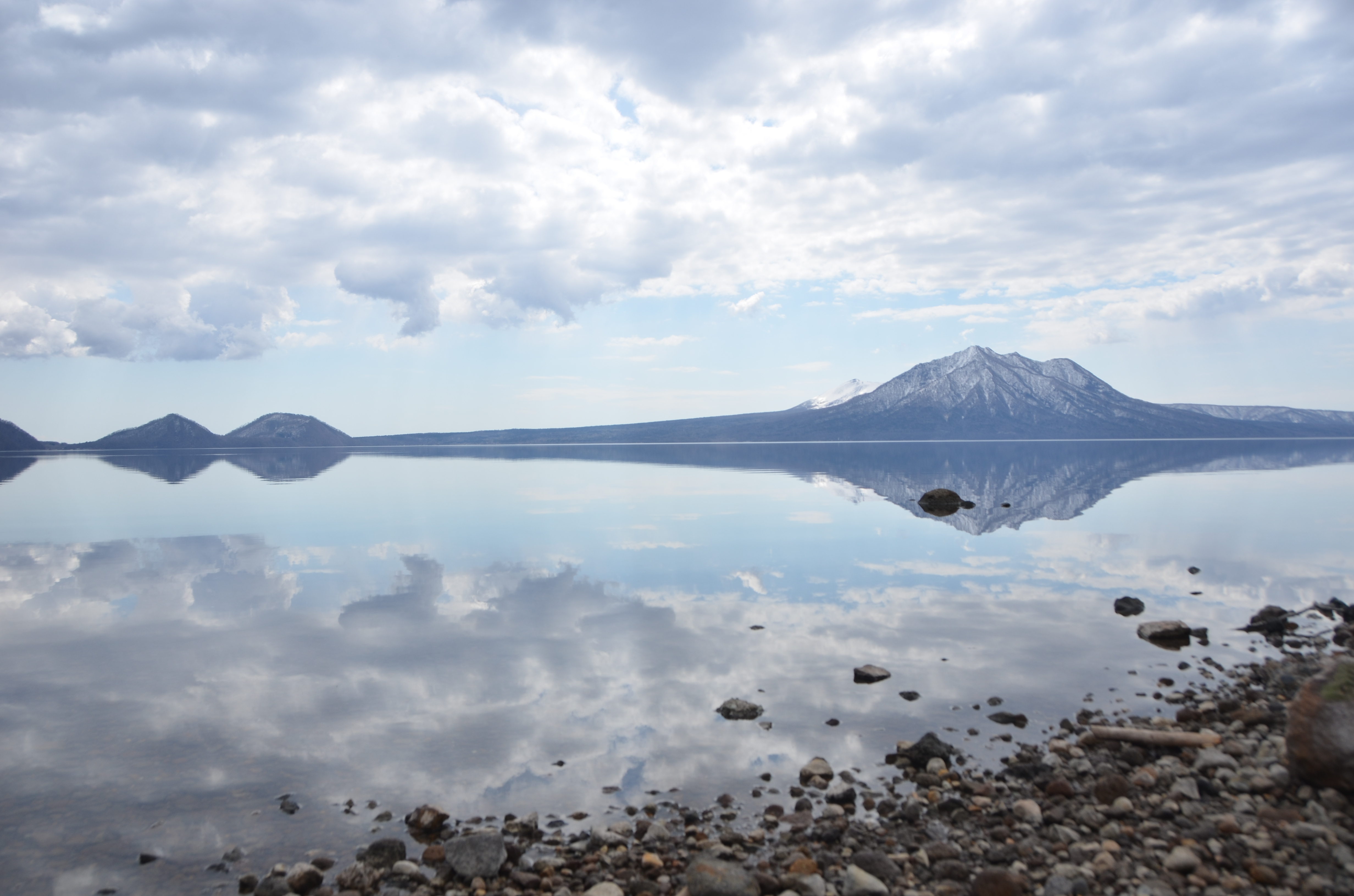 風不死岳が湖面に写る支笏湖.JPG