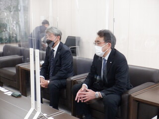 02-01(株)デンソー北海道新旧代表取締役による表敬.JPG