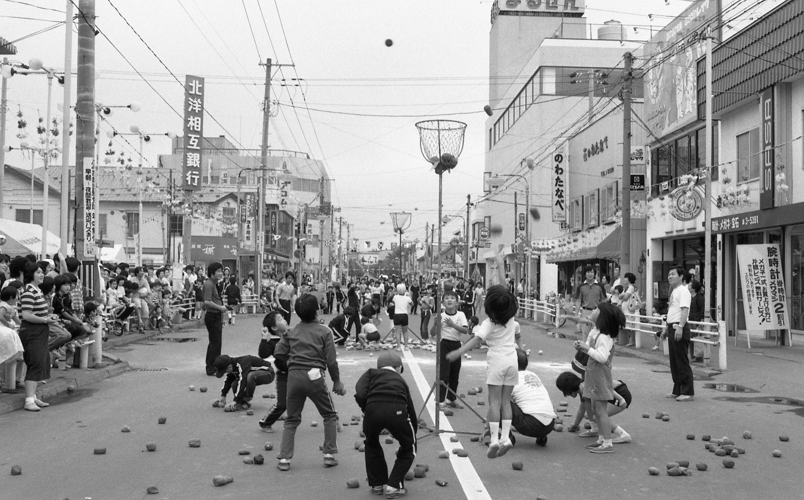 昔の商店街3(1982.7.17夏祭り 仲の橋).jpg