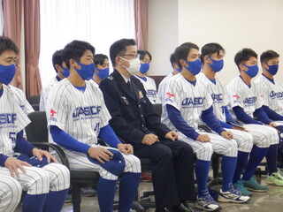 05-02航空自衛隊千歳野球部選手による表敬.JPG