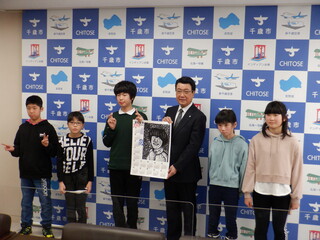 08-01北栄小学校たんぽぽ学級児童による手作りカレンダーの贈呈.JPG