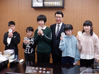 08-02北栄小学校たんぽぽ学級児童による手作りカレンダーの贈呈.JPG
