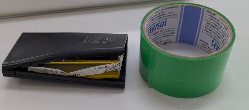 養生テープとモバイルバッテリー.JPG