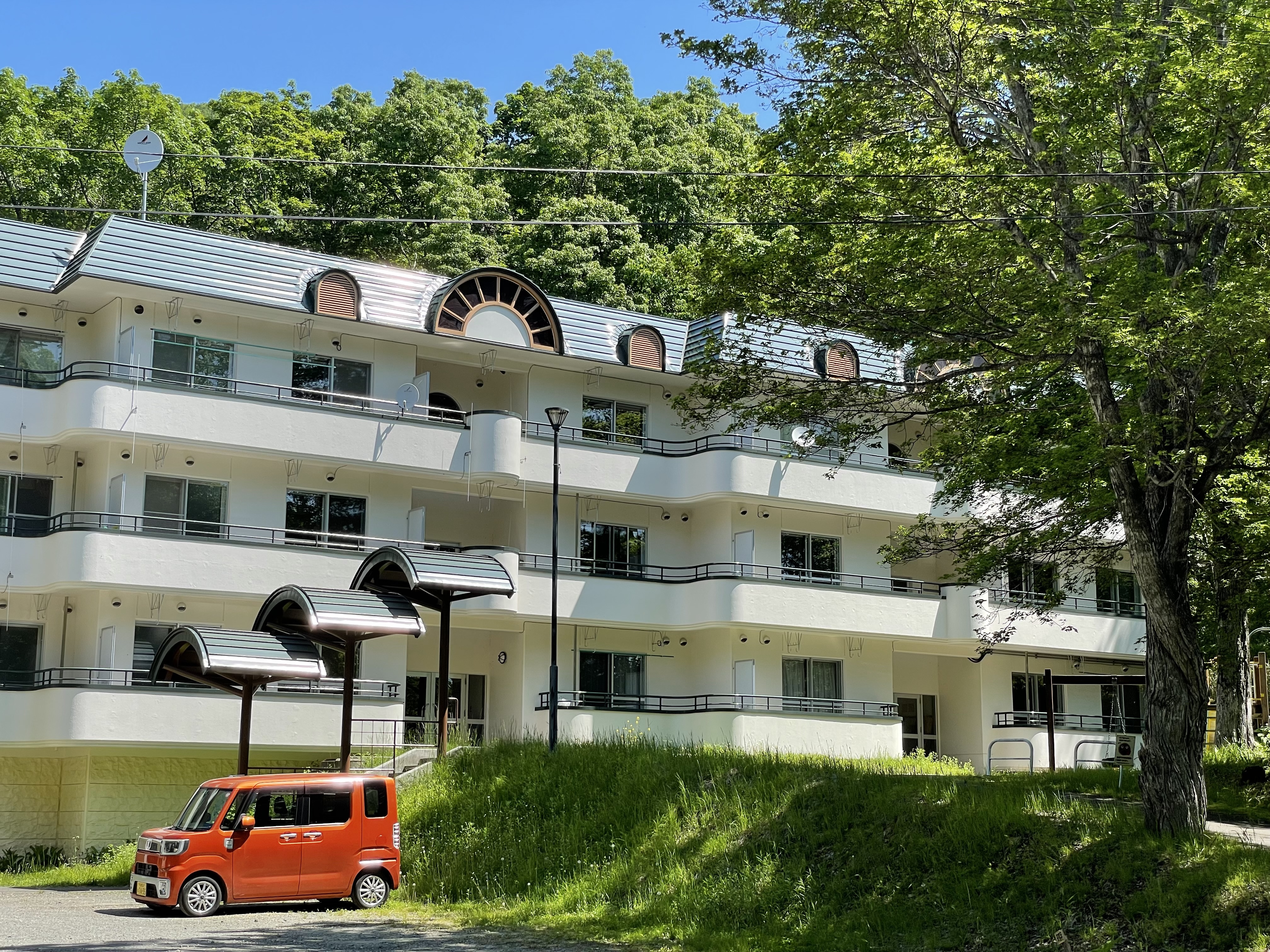 湖畔団地1号棟外観.jpg