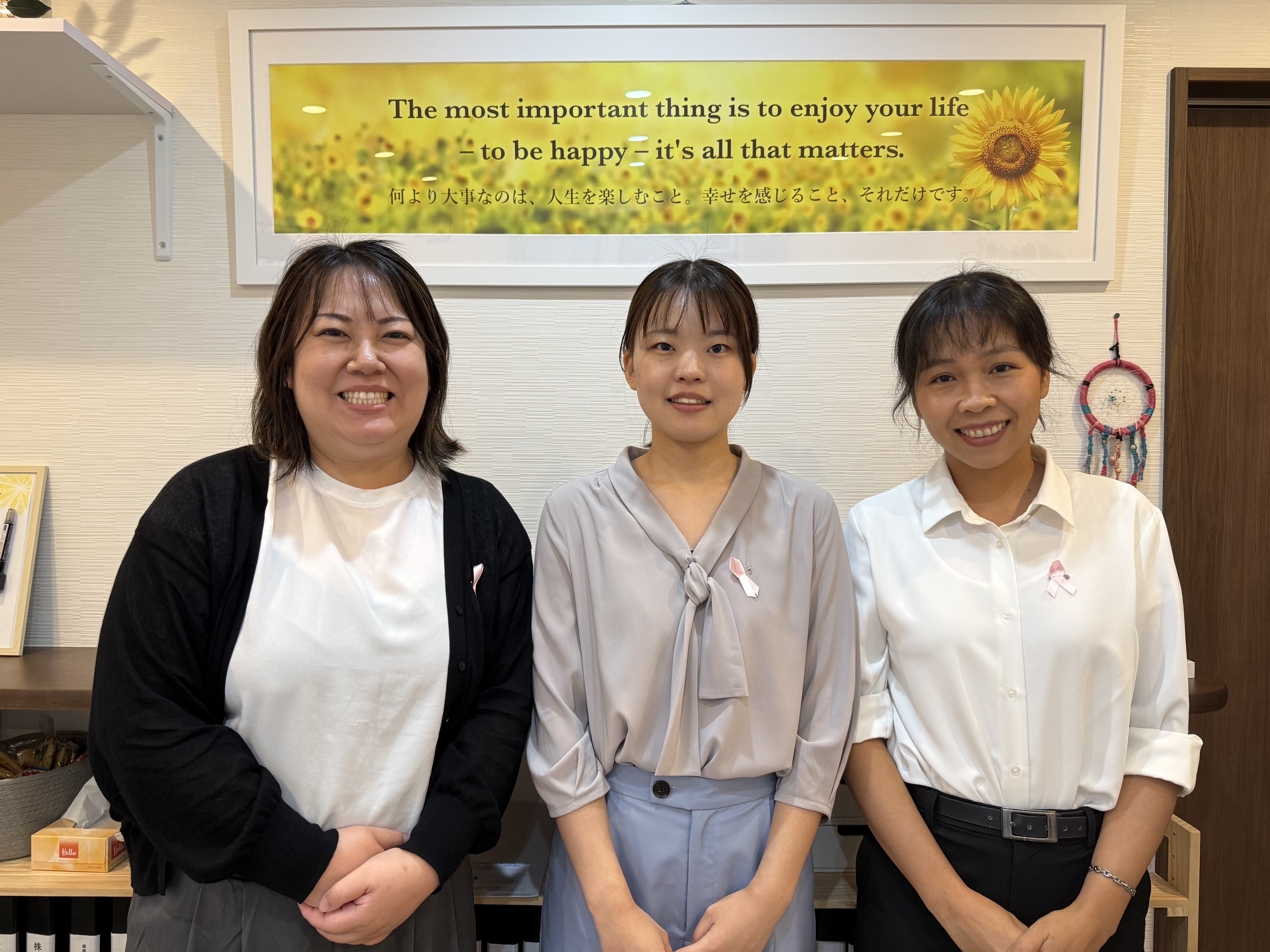 ファーストストーリー ピンクリボン装着写真.jpg