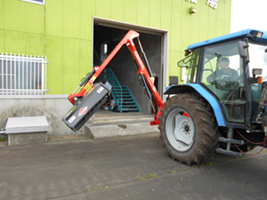 トラクターけん引式草刈機の写真1