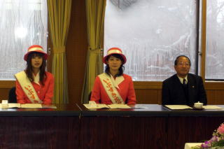 田原市長と初代いぶすき花の女王のお二人の写真
