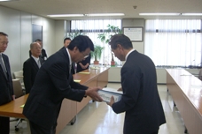 吉田道教育長に署名を手渡す市長