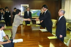 高橋知事に要望書を手渡す市長