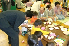 子どもたちに声をかける市長