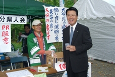 県人会のテント前で