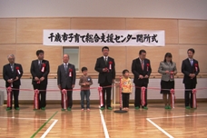 来賓、子どもたちとともにテープカット