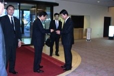 甘利大臣と名刺交換する市長