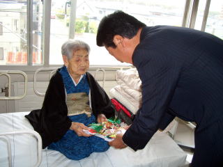 満100歳の皆さんに敬老祝金を贈呈写真