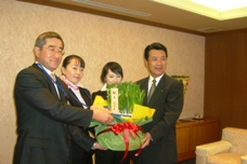 新千歳空港でANA水町支店長、同グランドスタッフ佐々木さん、吉田さんと出発セレモニーの記念撮影