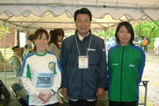 国内ﾄｯﾌﾟﾗﾝﾅｰと歓談（向かって右側：2007名古屋国際女子マラソン優勝者  橋本康子さん）