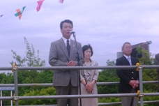 ご挨拶する市長、高橋北海道知事、入江レラ総支配人