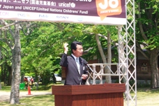 山口千歳市長が歓迎の英語スピーチ