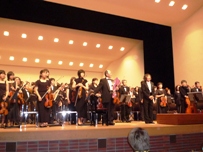 世界で活躍する指揮者小林研一郎さんと千歳フィルハーモニーオーケストラの皆さん