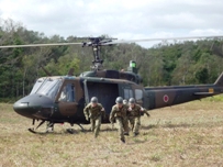 ヘリコプターで被災地に降り立ち救助に向かう自衛隊員