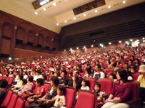 満員の観客席