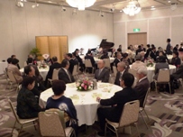 贈呈式終了後の茶話会のようす