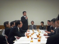 発言する山口市長。中央は浅野勝人国防部会長、右は小池百合子基地対策委員長