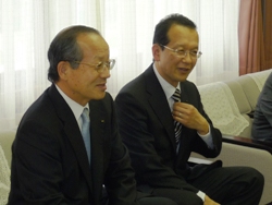 松沢社長（左）と井上千歳工場長