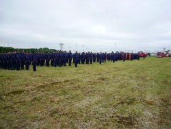 訓練参加の消防職員・団員が会場内を行進後整列
