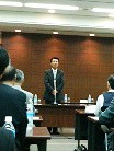 総会で会長就任のあいさつをする山口千歳市長