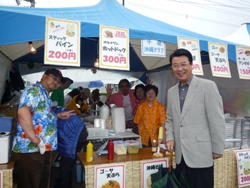 雨の中でも売店の皆さんは元気いっぱい