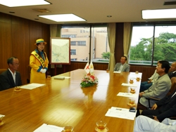 いぶすき花の女王 豊留恭子さんと同行の大岩本稔さんによる表敬訪問