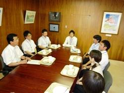 建設部職員との昼食会のようす