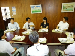 教育委員会職員との昼食会のようす