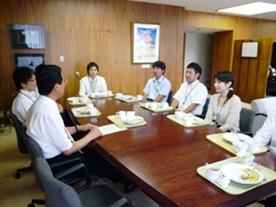 建設部職員との昼食会のようす