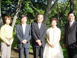 ステージ前に加藤登紀子さんと懇談（左から2番目環境省北海道地方環境事務所長）