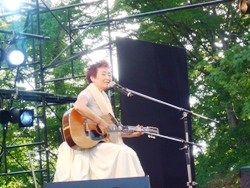 加藤登紀子さんのステージ