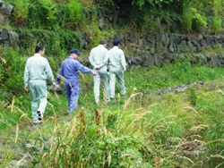 清流千歳川河川敷を視察する山口市長