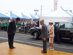 会場入りされた常陸宮同妃両殿下をお出迎え