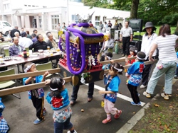 16日：中央地区（神輿を担ぐ子どもたち）