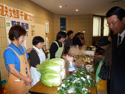 消費者まつりの新鮮野菜販売