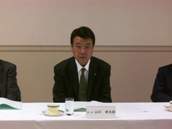 理事会に出席する山口市長