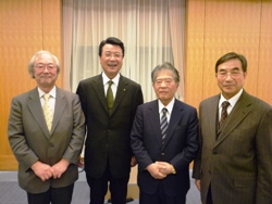 左から雀部学長、山口市長、辻岡前理事長、小谷津理事長