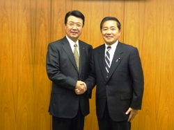 長島防衛大臣政務官と固い握手