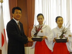 巫女の加納さん岡部さんから御神木「飛梅」を受け取りました。